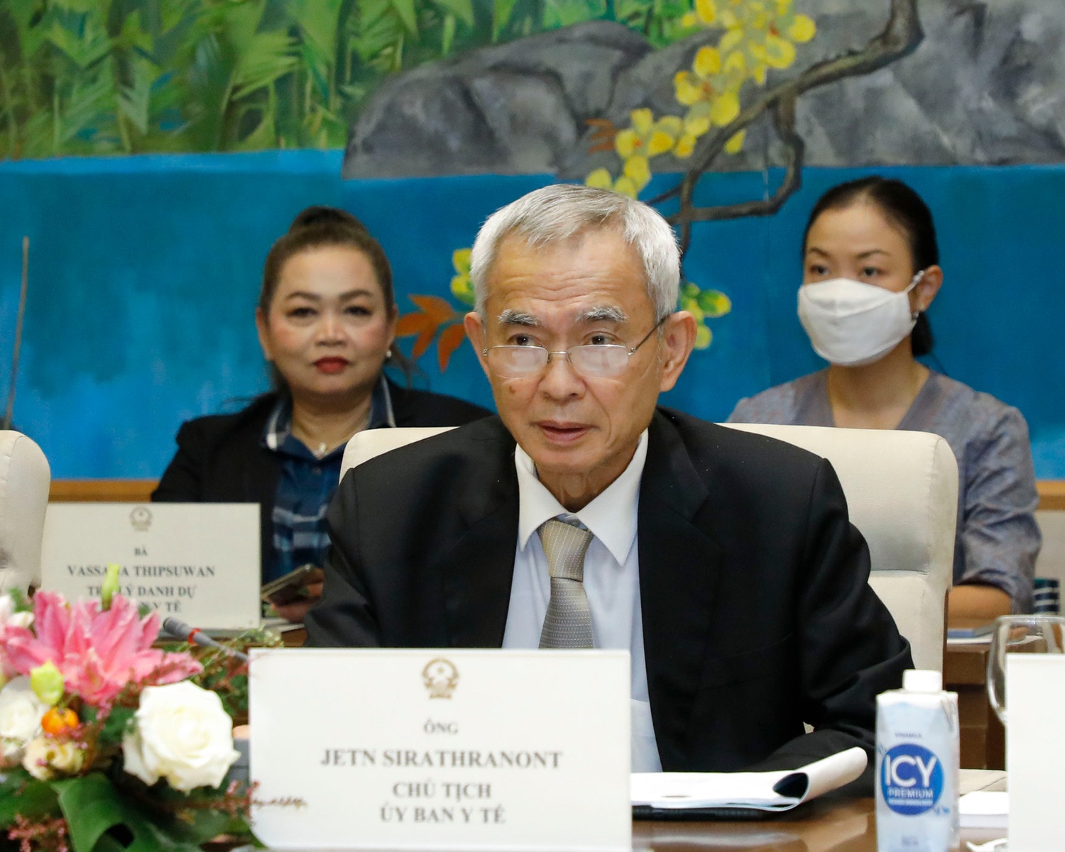Chủ nhiệm Ủy ban Y tế Jetn Sirathranont phát biểu