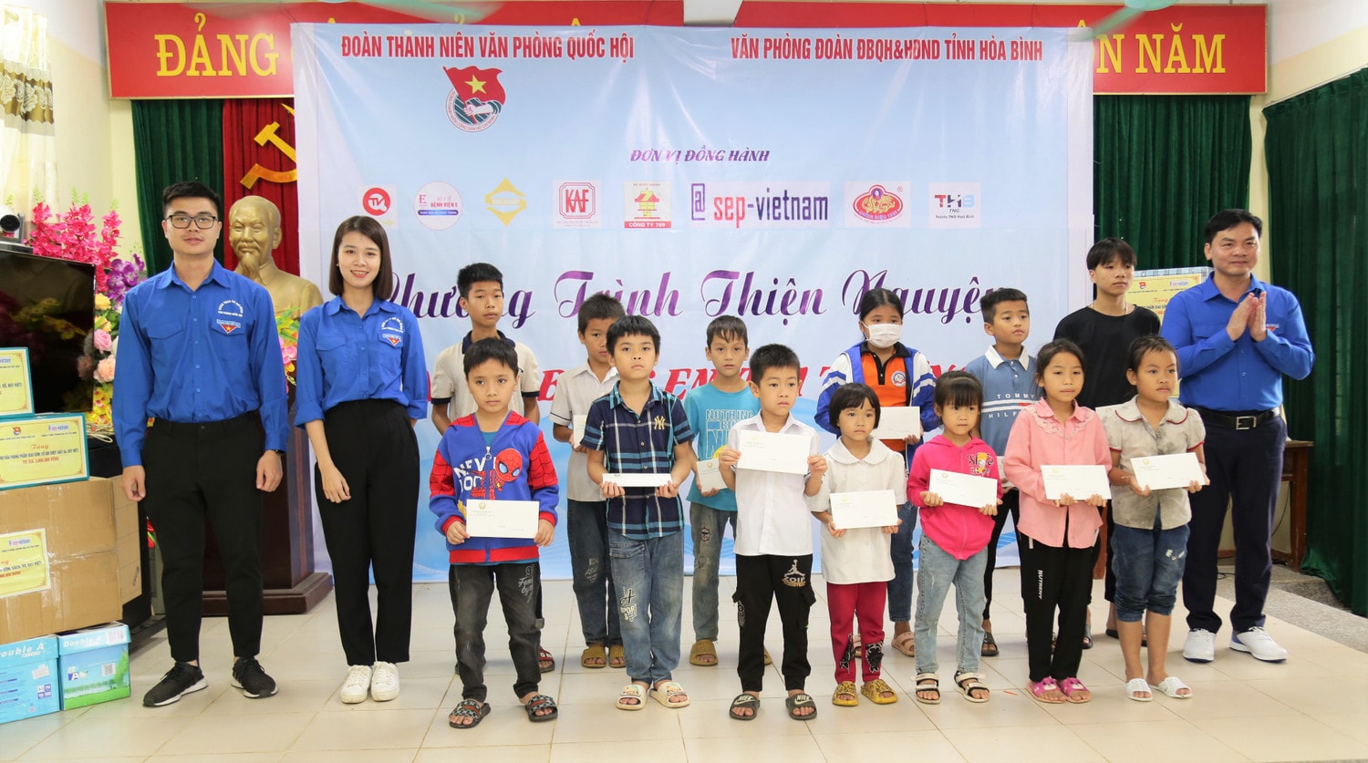 Đoàn Thanh niên Văn phòng Quốc hội tổ chức Chương trình thiện nguyện tại Hoà Bình -0
