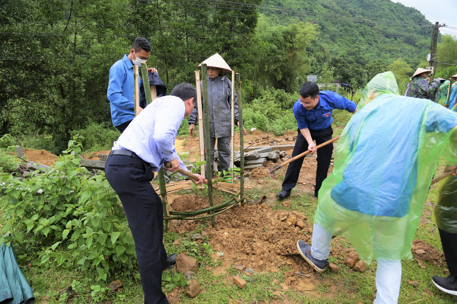 Đoàn Thanh niên Văn phòng Quốc hội tổ chức Chương trình thiện nguyện tại Hoà Bình -2