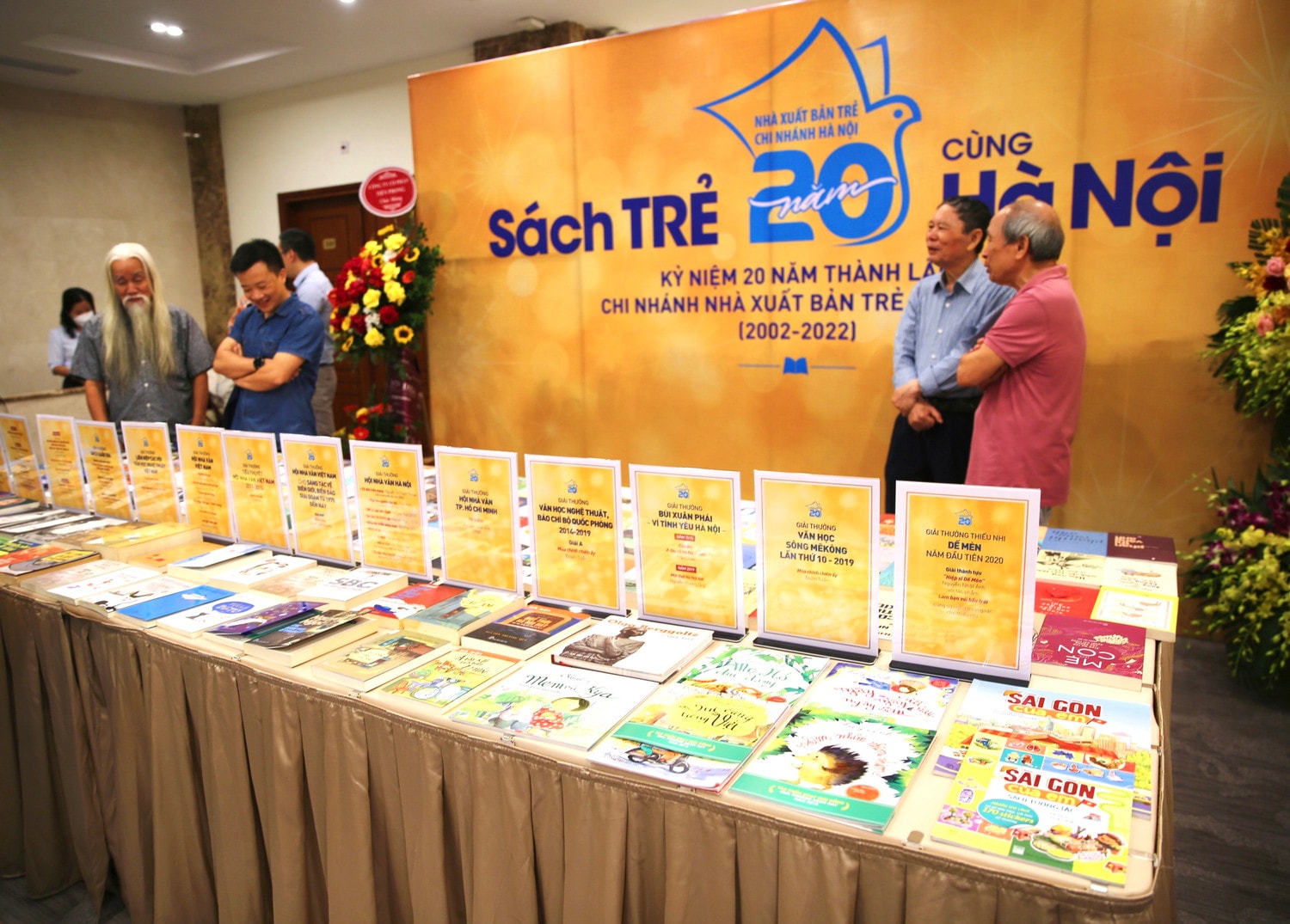 Sách Trẻ 20 năm cùng Hà Nội -0