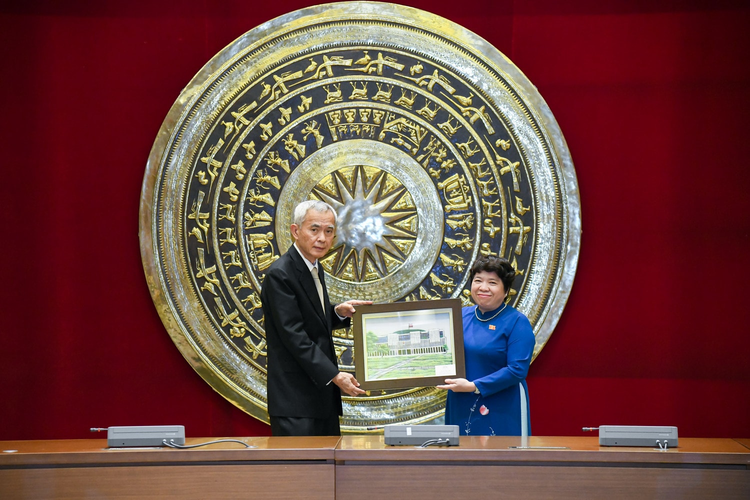 Chủ nhiệm Ủy ban Xã hội Nguyễn Thúy Anh trao quà cho Chủ nhiệm Ủy ban Thường trực Thượng viện về y tế Vương Quốc Thái Lan Jetn Sirathranont
