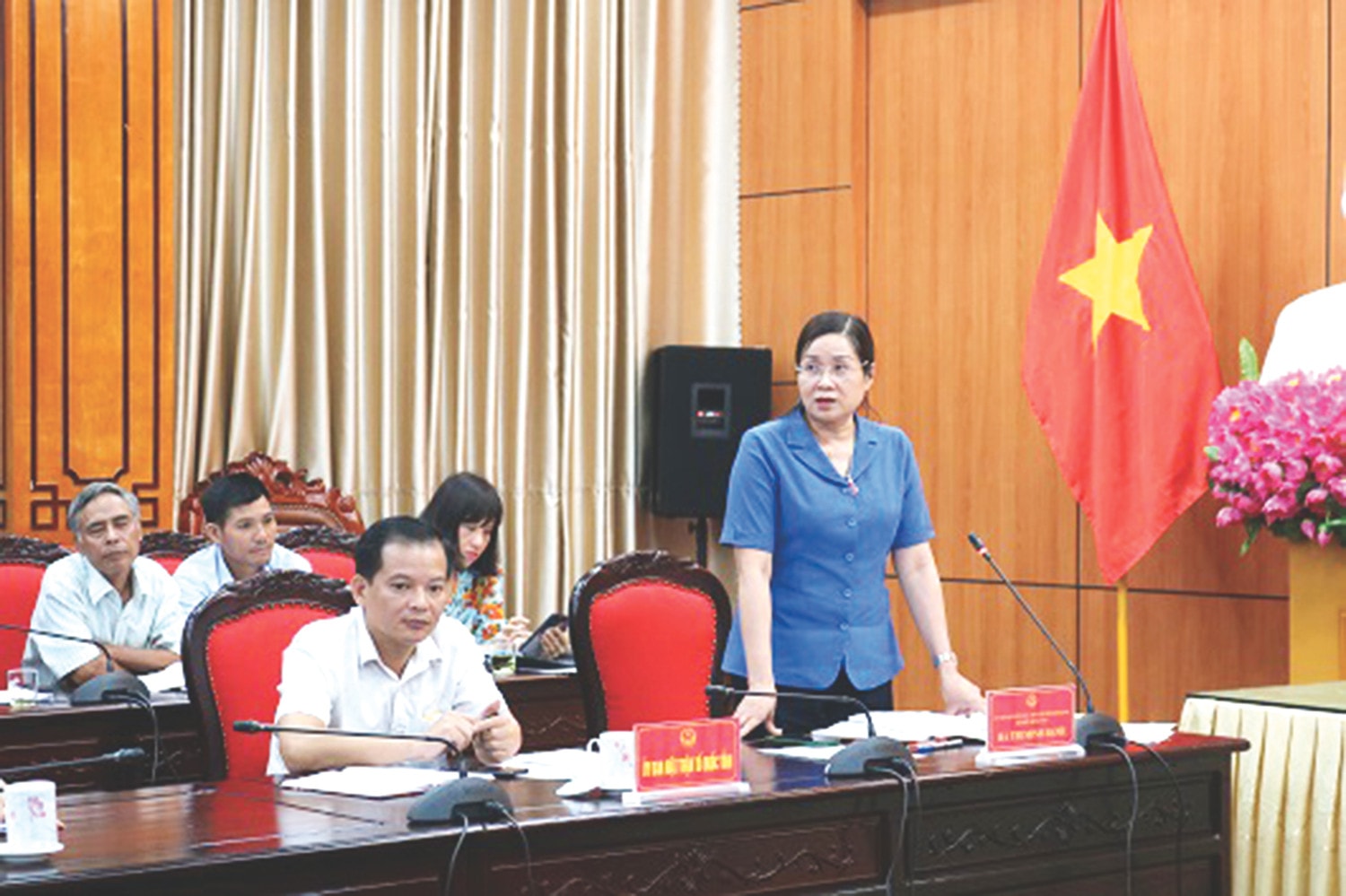 Đại biểu phát biểu tại một hội nghị tham vấn ý kiến Nhân dân của Thường trực HĐND tỉnh Lào Cai nhiệm kỳ 2021 - 2026 bằng hình thức trực tiếp tại cấp tỉnh và trực tuyến đến cấp huyện