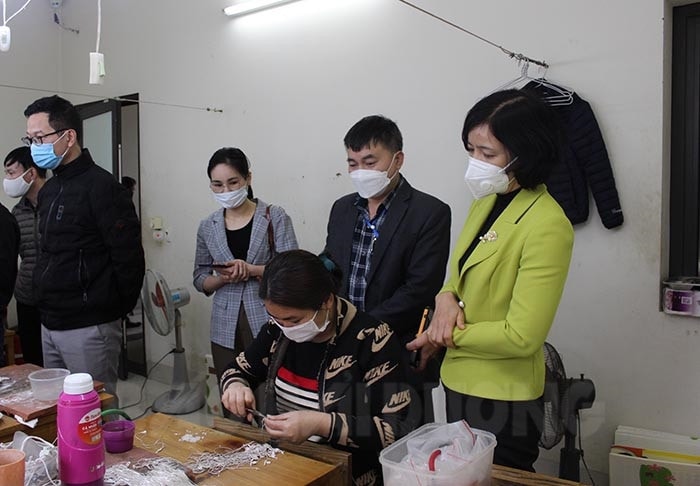 Ban Kinh tế - Ngân sách HĐND tỉnh Hải Dương khảo sát tại làng nghề vàng bạc ở xã Thúc Kháng, huyện Bình Giang - ẢNH PHẠM TUYẾT