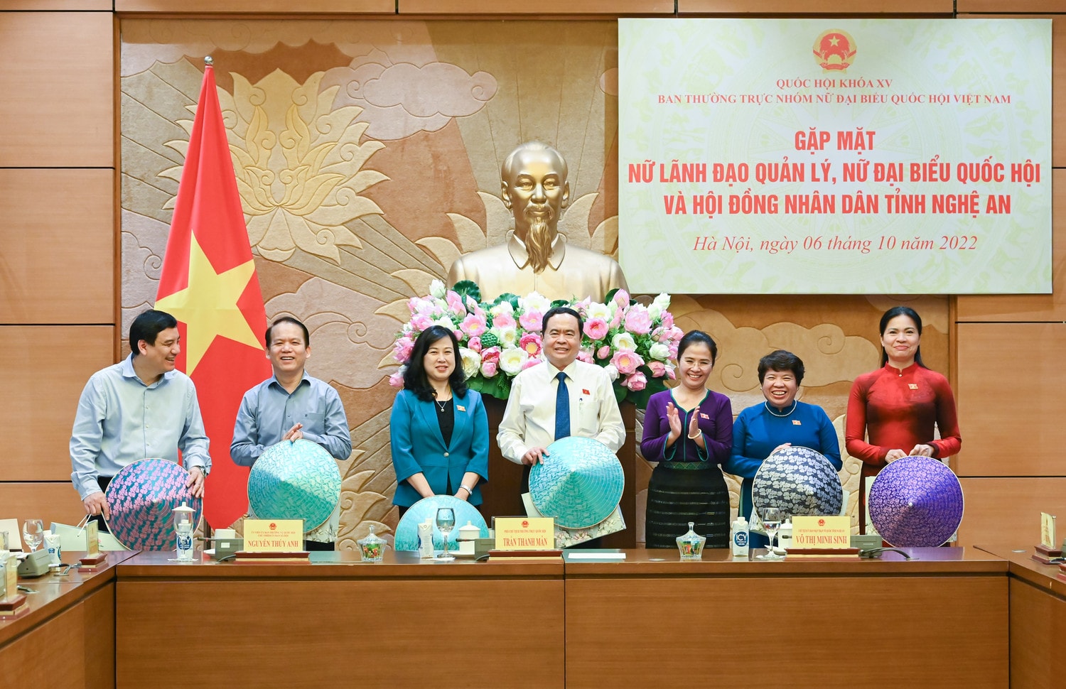 Chủ tịch Nhóm nữ đại biểu Quốc hội và HĐND tỉnh Nghệ An Võ Thị Minh Sinh tặng quà cho Phó Chủ tịch Thường trực Quốc hội Trần Thanh Mẫn và các đại biểu. Ảnh: Hồ Long Phó Chủ tịch Thường trực Quốc hội Trần Thanh Mẫn gặp mặt nữ lãnh đạo, nữ đại biểu Quốc hội, HĐND tỉnh Nghệ An -0