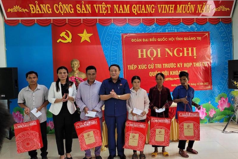 Phó Chủ tịch Thường trực UBND tỉnh Quảng Trị Hà Sỹ Đồng đã trao tặng 5 suất quà, mỗi suất gồm vật phẩm và 1 triệu đồng cho các gia đình hộ nghèo tại xã Hướng Lập