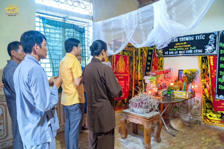 Câu lạc bộ Cúc Vàng - Chùa Ba Vàng cứu trợ đồng bào Nghệ An 3 tấn gạo và 100 triệu đồng -0