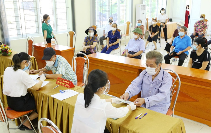Chi trả tiền cho các đối tượng chính sách tại phường Nguyễn Trãi (quận Hà Đông). Ảnh: TTXVN