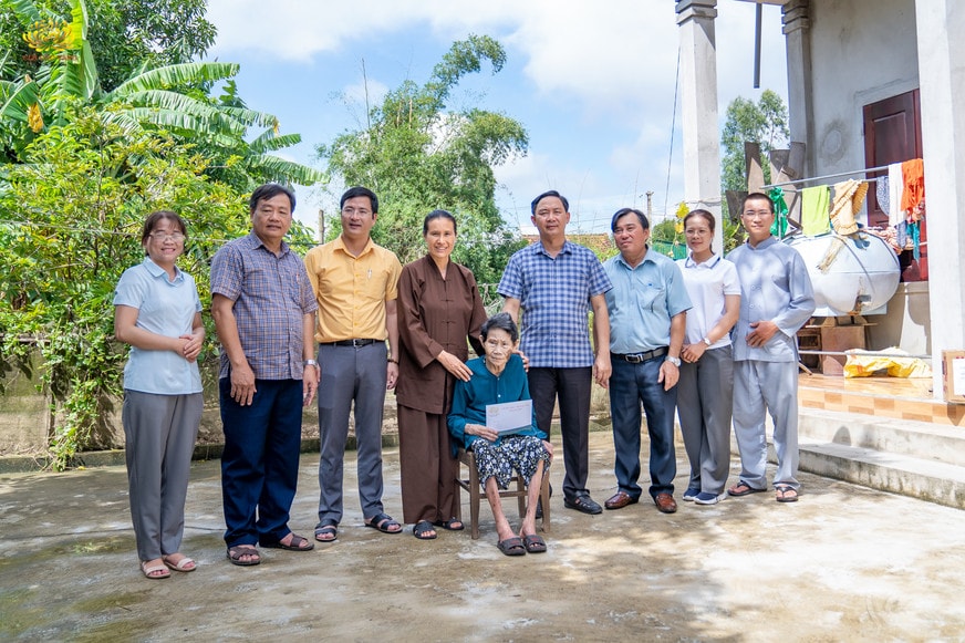 Câu lạc bộ Cúc Vàng - Chùa Ba Vàng cứu trợ đồng bào Nghệ An 3 tấn gạo và 100 triệu đồng -0