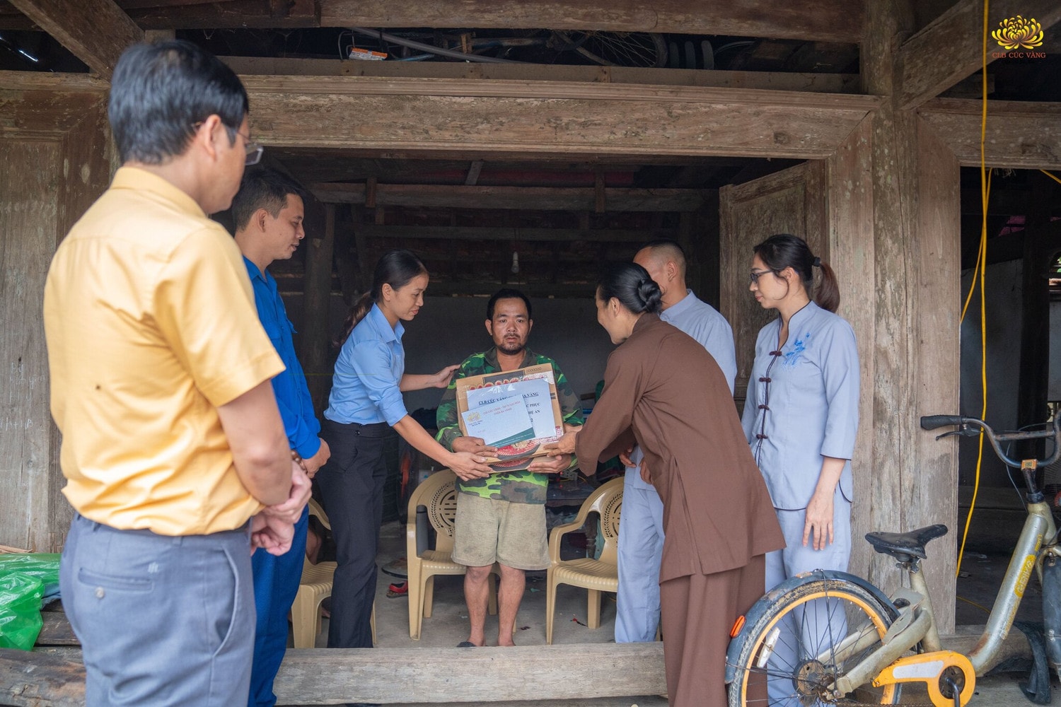 Câu lạc bộ Cúc Vàng - Chùa Ba Vàng cứu trợ đồng bào Nghệ An 3 tấn gạo và 100 triệu đồng -0