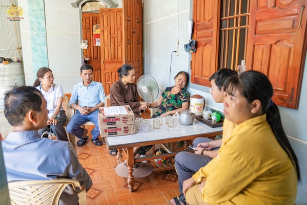 Câu lạc bộ Cúc Vàng - Chùa Ba Vàng cứu trợ đồng bào Nghệ An 3 tấn gạo và 100 triệu đồng -0