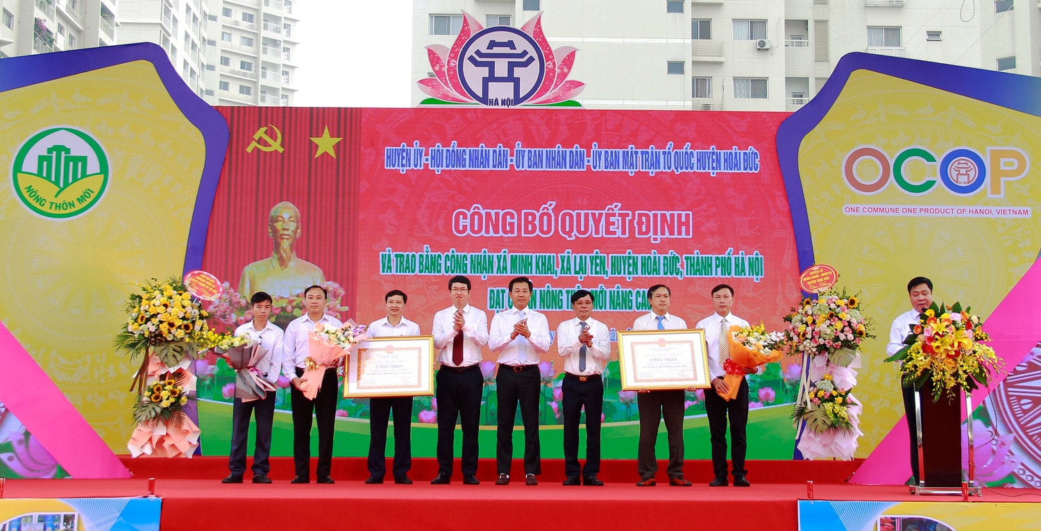 Lãnh đạo hai xã Lại Yên, Minh Khai nhận bằng công nhận đạt chuẩn NTM nâng cao Hà Nội quảng bá sản phẩm OCOP các tỉnh Đồng bằng sông Hồng và trao quyết định xã đạt chuẩn nông thôn mới nâng cao -0