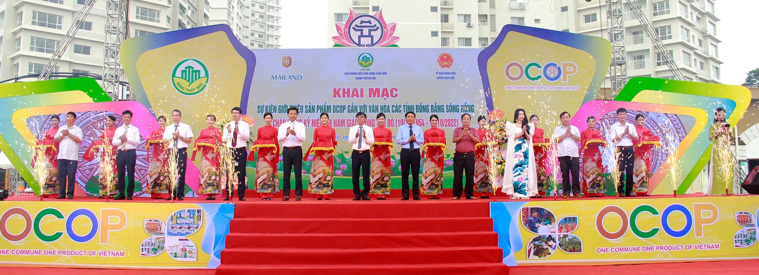 Các đại biểu cắt băng khai mạc sự kiện giới thiệu sản phẩm OCOP gắn với văn hóa các tỉnh đồng bằng Sông Hồng Hà Nội quảng bá sản phẩm OCOP các tỉnh Đồng bằng sông Hồng và trao quyết định xã đạt chuẩn nông thôn mới nâng cao -0