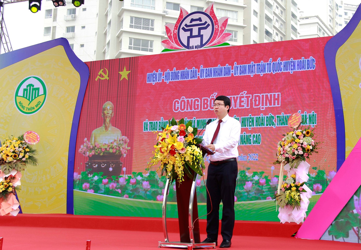 Chủ tịch UBND huyện Hoài Đức Nguyễn Hoàng Trường phát biểu tại buổi lễ Hà Nội quảng bá sản phẩm OCOP các tỉnh Đồng bằng sông Hồng và trao quyết định xã đạt chuẩn nông thôn mới nâng cao -0