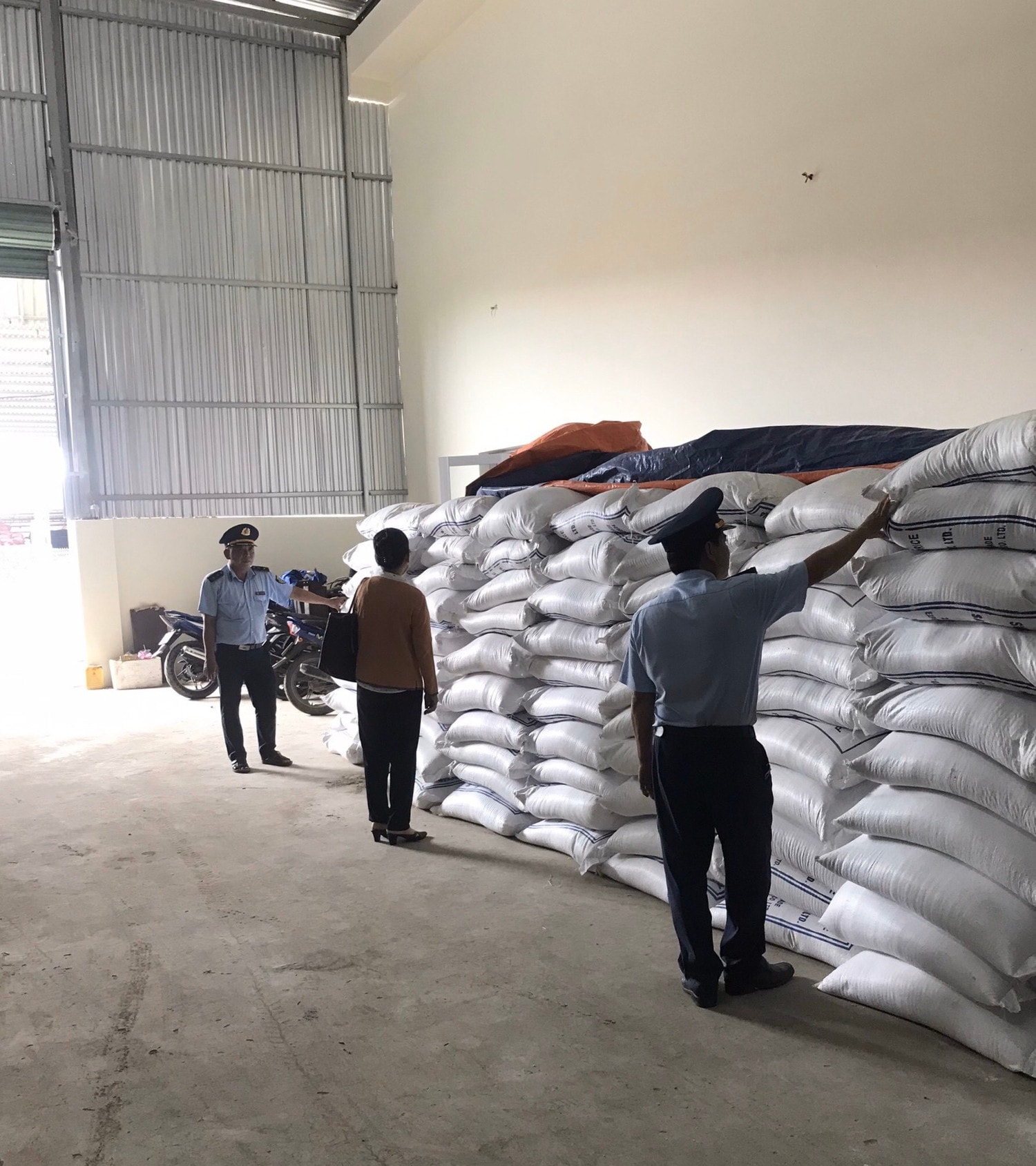 Bến Tre: Tạm giữ gần 30 tấn gạo Ấn Độ có dấu hiệu nhập lậu -0