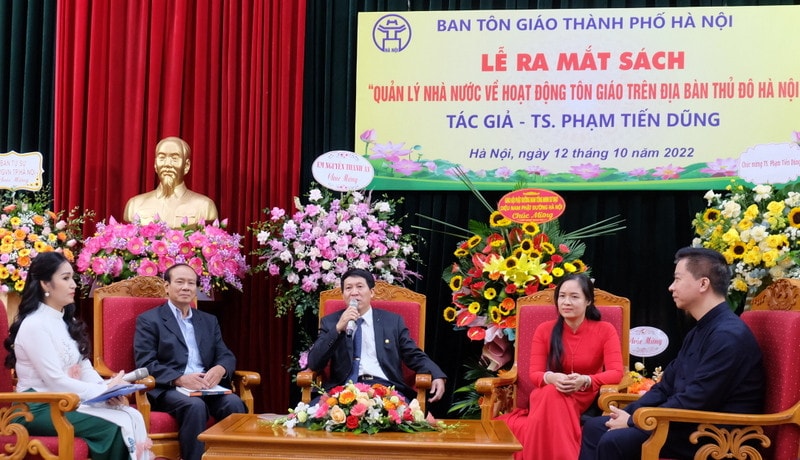 Tác giả, TS. Phạm Tiến Dũng trao đổi về cuốn sách “Quản lý nhà nước về hoạt động tôn giáo trên địa bàn Thủ đô Hà Nội” Ra mắt sách “Quản lý nhà nước về hoạt động tôn giáo trên địa bàn Thủ đô Hà Nội” -0