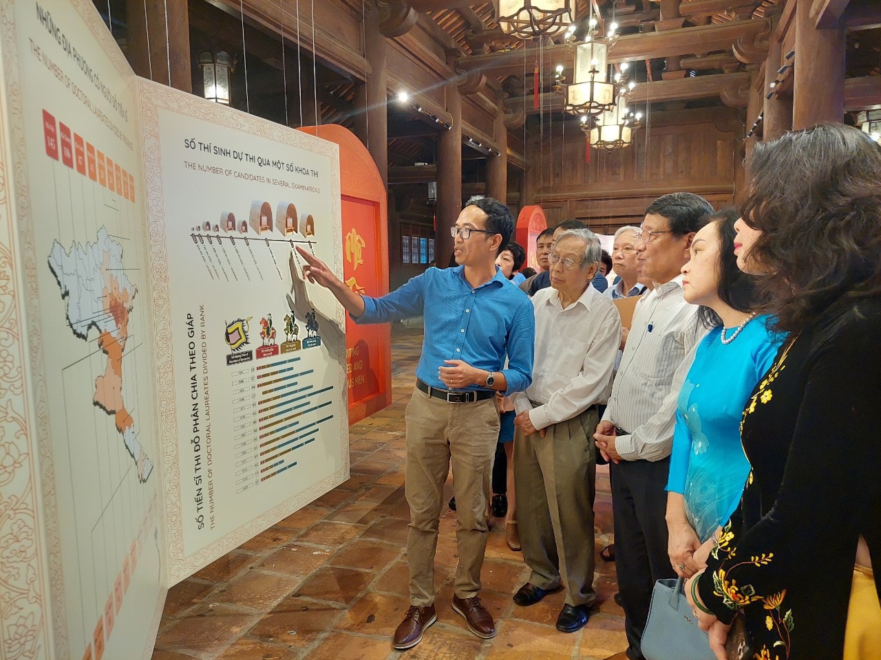 Trương Quốc Toàn (trong cùng) giới thiệu về nội dung Trưng bày 