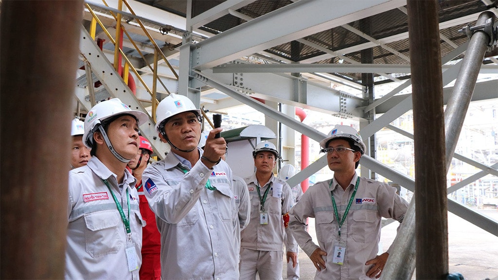 Tổng giám đốc PVCFC Văn Tiến Thanh nhận vinh danh Doanh nhân tiêu biểu năm 2022 -2
