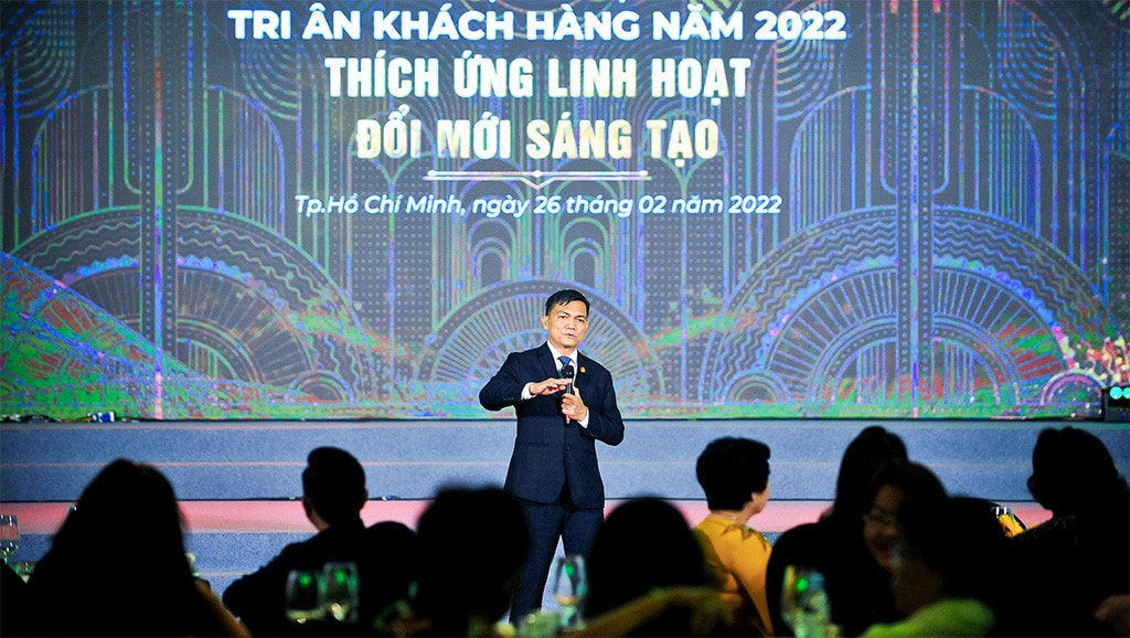 Tổng giám đốc PVCFC Văn Tiến Thanh nhận vinh danh Doanh nhân tiêu biểu năm 2022 -1