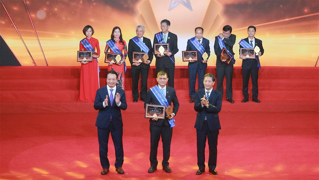 Tổng giám đốc PVCFC Văn Tiến Thanh nhận vinh danh Doanh nhân tiêu biểu năm 2022 -3