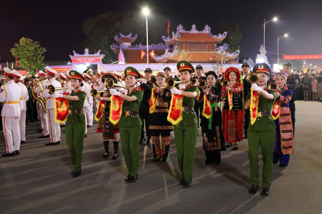 Người dân háo hức xem chiến sĩ Công an nhân dân biểu diễn âm nhạc ở phố đi bộ -0