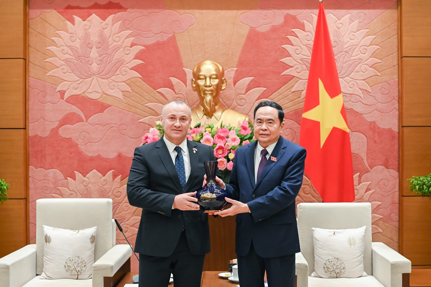 Phó Chủ tịch Thường trực Quốc hội Trần Thanh Mẫn trao quà lưu niệm tặng Nhóm Nghị sĩ hữu nghị Romania - Việt Nam - ảnh: Thanh Chi 