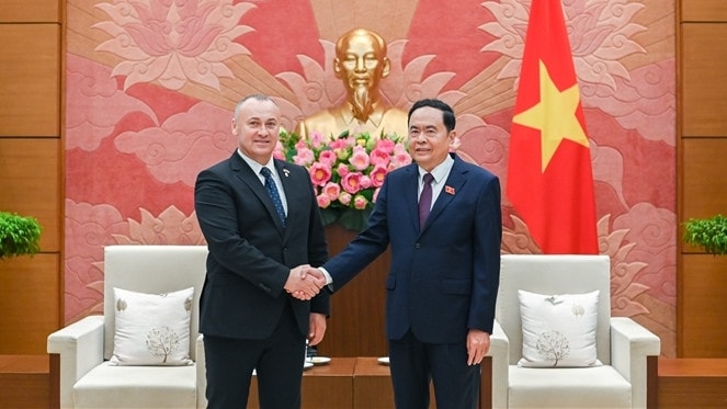 Phó Chủ tịch Thường trực Quốc hội Trần Thanh Mẫn bắt tay Chủ tịch Nhóm Nghị sĩ hữu nghị Romania - Việt Nam Eugen Neata - ảnh: Thanh Chi 