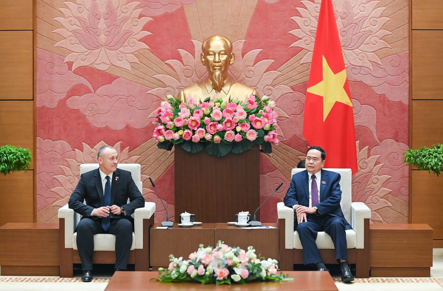 Phó Chủ tịch Thường trực Quốc hội Trần Thanh Mẫn tiếp Đoàn Nghị sĩ hữu nghị Romania - Việt Nam - ảnh: Thanh Chi 