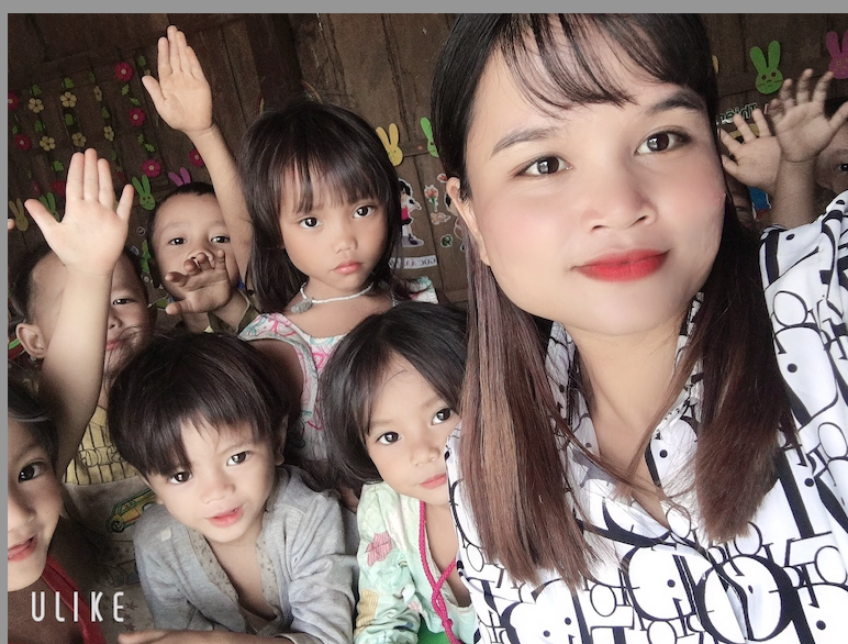 Xúc động hình ảnh cô giáo vùng cao bám thân cây vượt suối đến trường -0