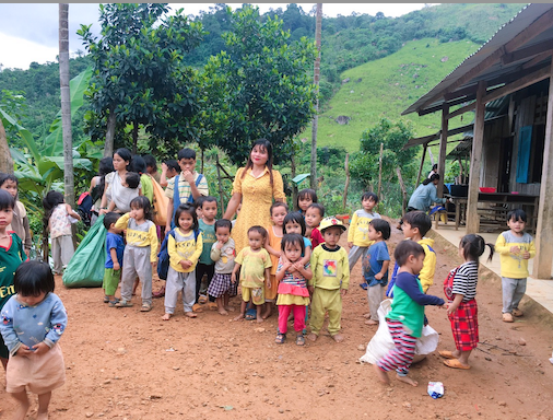 Xúc động hình ảnh cô giáo vùng cao bám thân cây vượt suối đến trường -0