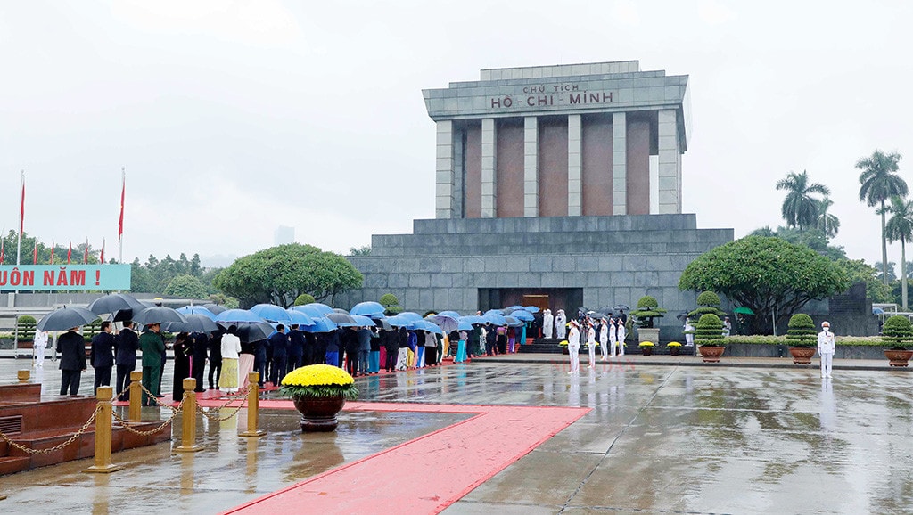Lãnh đạo Đảng, Nhà nước và các đại biểu Quốc hội vào viếng Lăng viếng Chủ tịch Hồ Chí Minh trước giờ khai mạc Kỳ họp thứ Tư -0