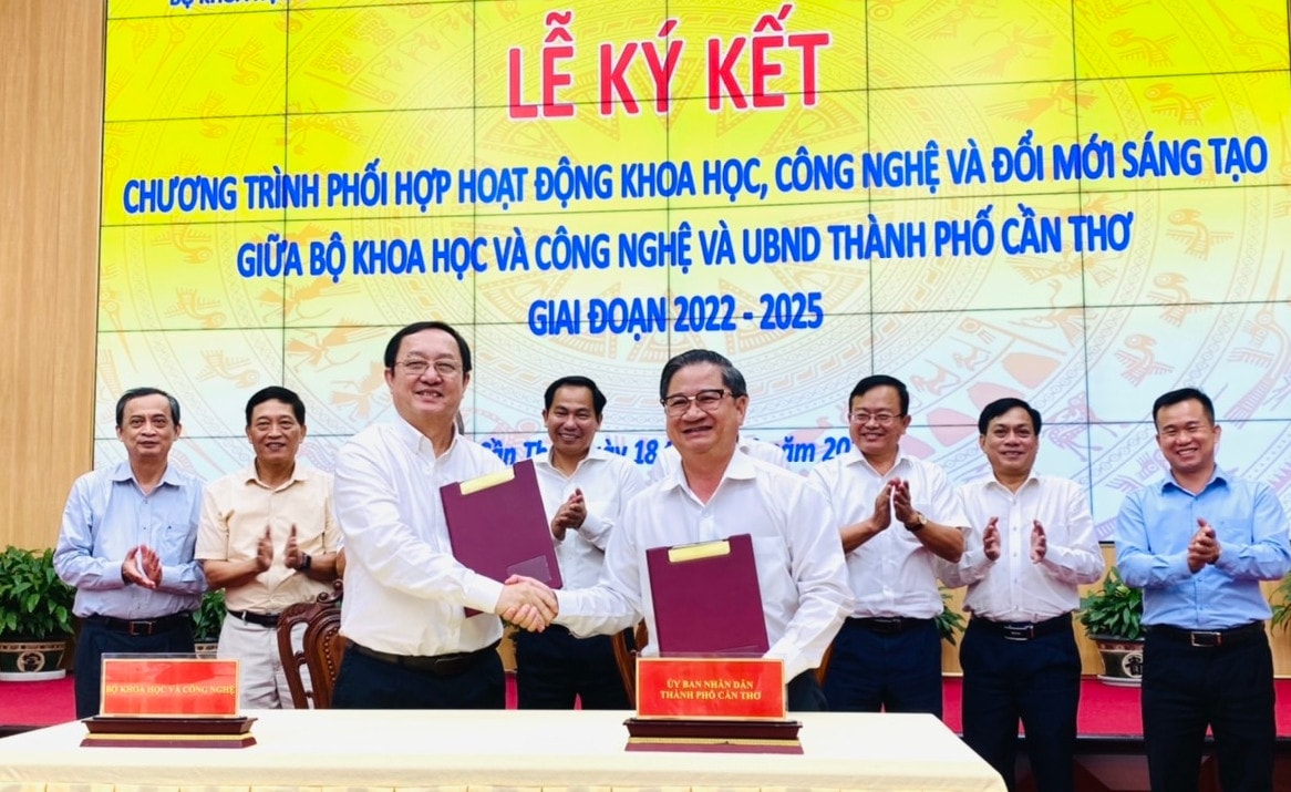 Bộ trưởng Huỳnh Thành Đạt và Chủ tịch UBND TP. Cần Thơ Trần Việt Trường trao bản ký kết phối hợp giai đoạn 2022-2025