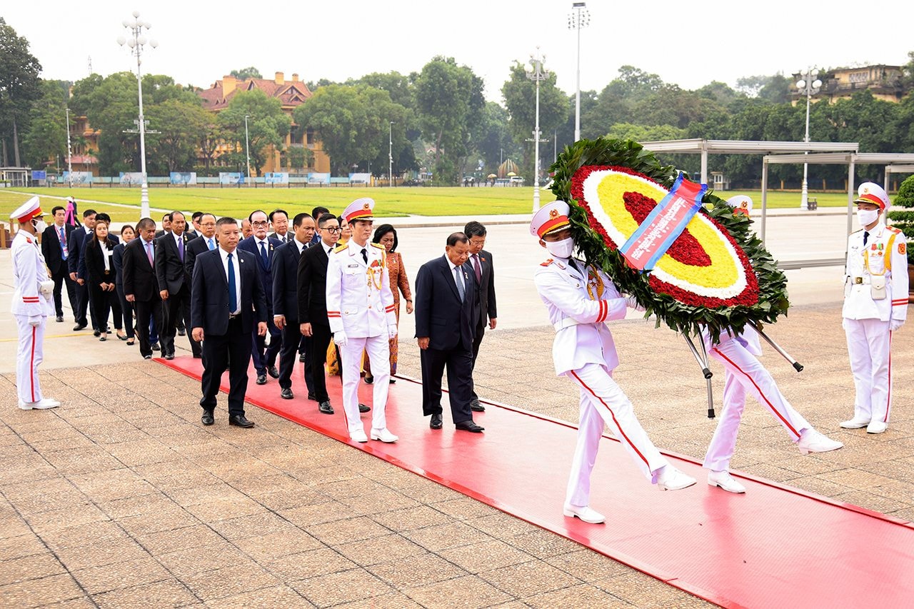 Chủ tịch Thượng viện Vương quốc Campuchia viếng Lăng Chủ tịch Hồ Chí Minh -0