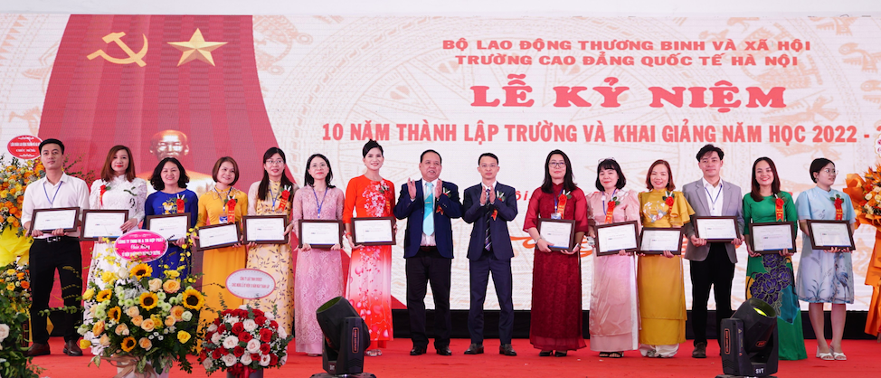 Trường Cao đẳng Quốc tế Hà Nội đón hơn 2.000 tân sinh viên trong lễ kỷ niệm 10 năm thành lập -0