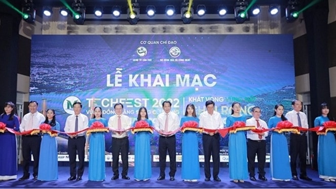 Các đại biểu cắt băng khai mạc Techfest Mekong 2022