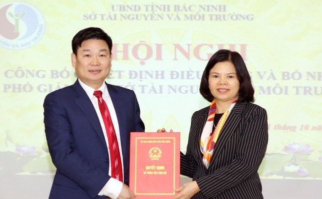 Chủ tịch UBND tỉnh Bắc Ninh Nguyễn Hương Giang trao quyết định bổ nhiệm cho ông Đoàn Anh Tuấn.