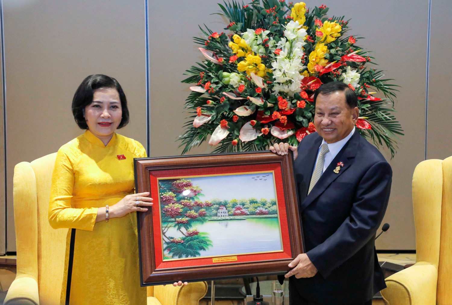 Trưởng ban Công tác đại biểu Nguyễn Thị Thanh tặng quà lưu niệm cho Chủ tịch Thượng viện Vương quốc Campuchia Samdech Vibolsena Pheakdei Say Chhum