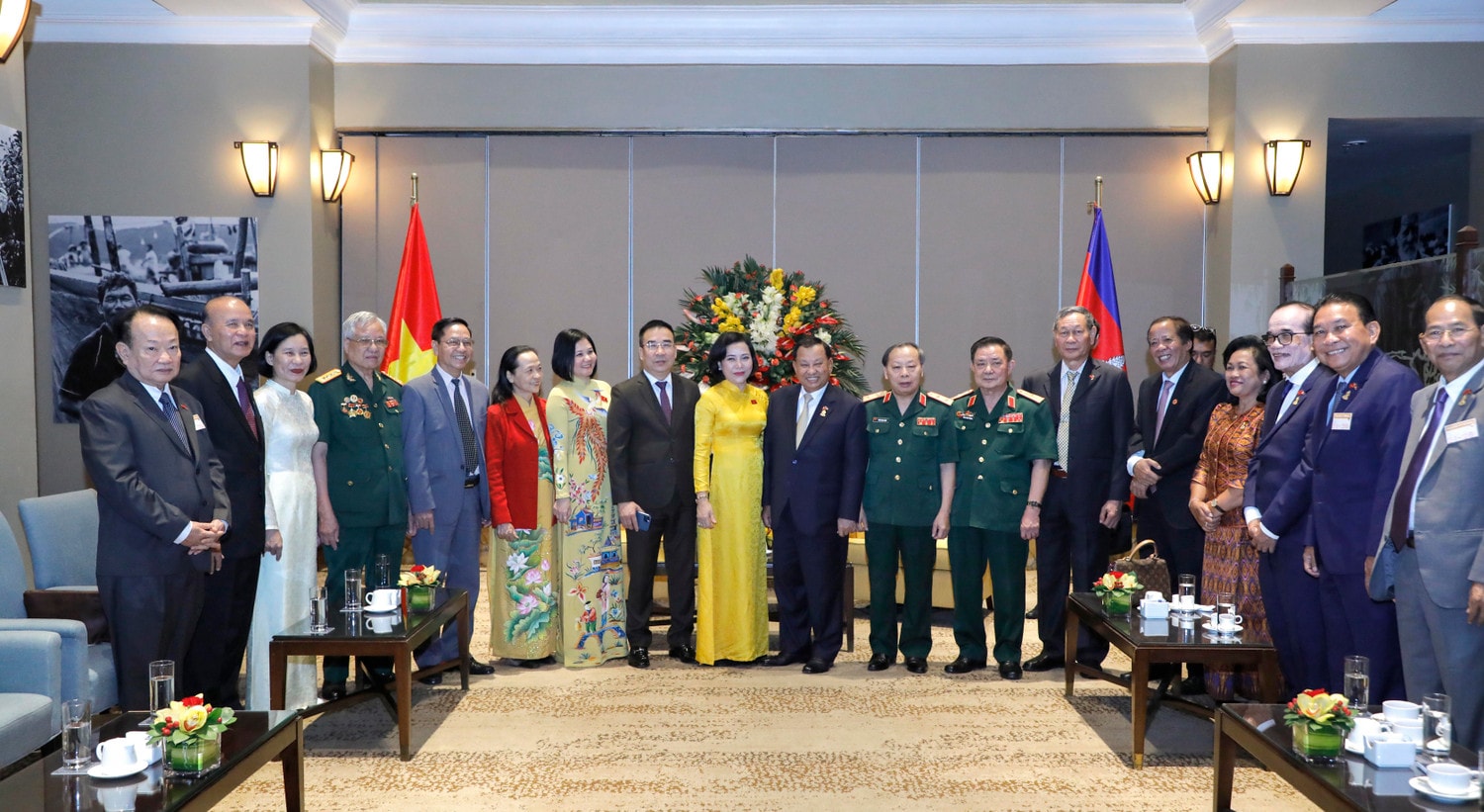 Trưởng ban Công tác đại biểu Nguyễn Thị Thanh và Chủ tịch Thượng viện Vương quốc Campuchia Samdech Vibolsena Pheakdei Say Chhum chụp ảnh với các đại biểu