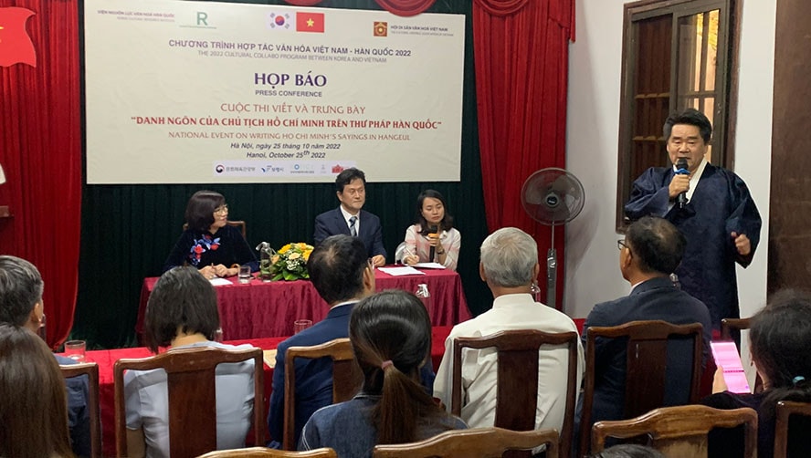 Thi viết danh ngôn của Chủ tịch Hồ Chí Minh trên thư pháp Hàn Quốc -0