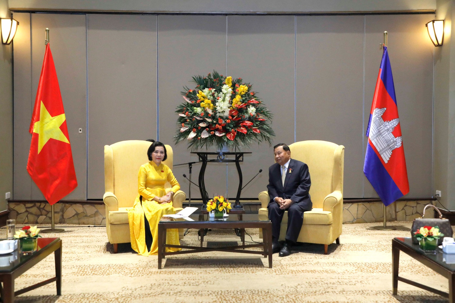 Trưởng ban Công tác đại biểu Nguyễn Thị Thanh chào xã giao Chủ tịch Thượng viện Vương quốc Campuchia Samdech Vibolsena Pheakdei Say Chhum