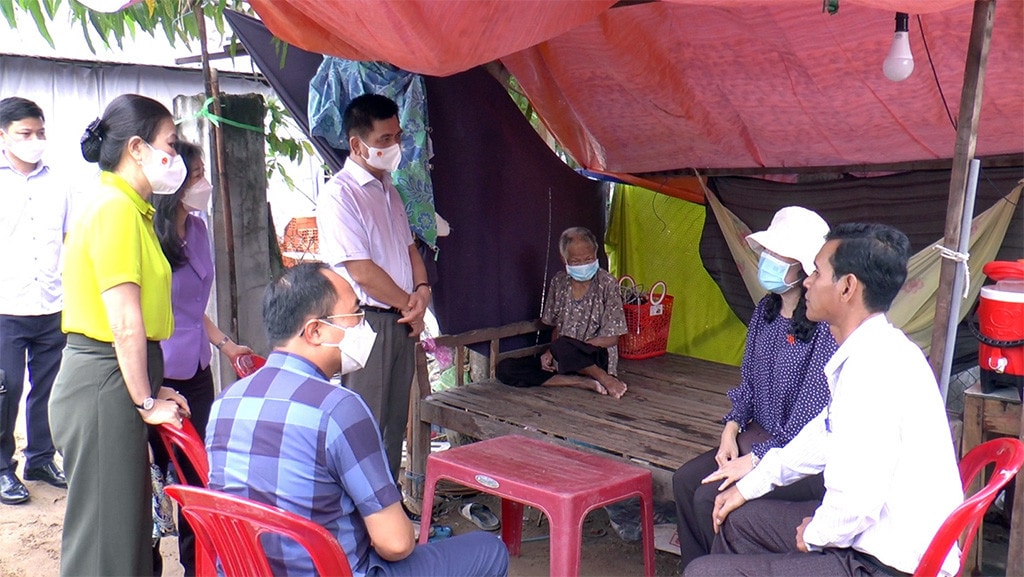 Trao “cần câu” cho người nghèo -1