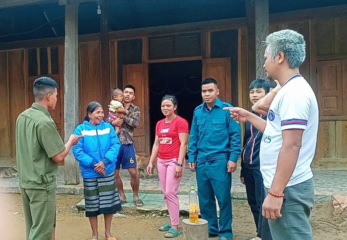 Bí thư chi bộ bản Tân Đi 1 trò chuyện với quần chúng Hồ Văn Bơm và bà con để phổ biến một số chính sách pháp luật a -0