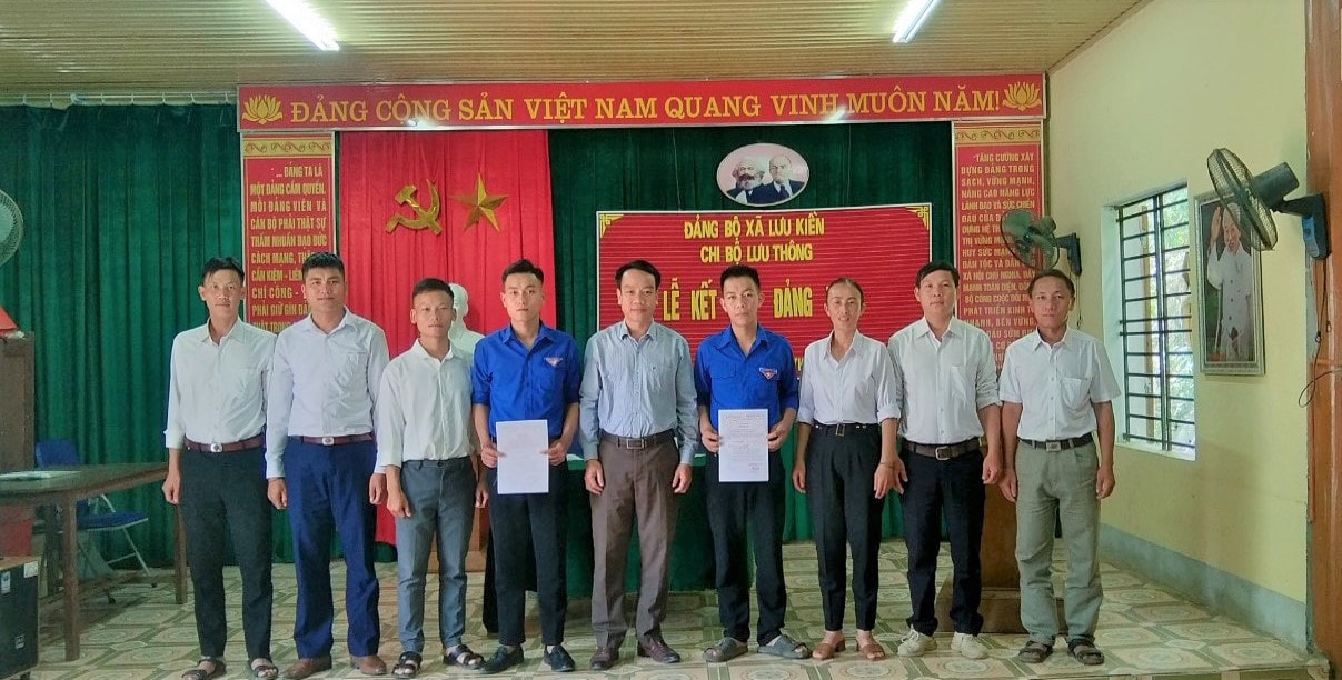 Một buổi lễ kết nạp đảng viên của Chi bộ bản Lưu Thông, xã Lưu Kiền Bài 2: “Cầu nối” giữa Đảng với bản làng -0