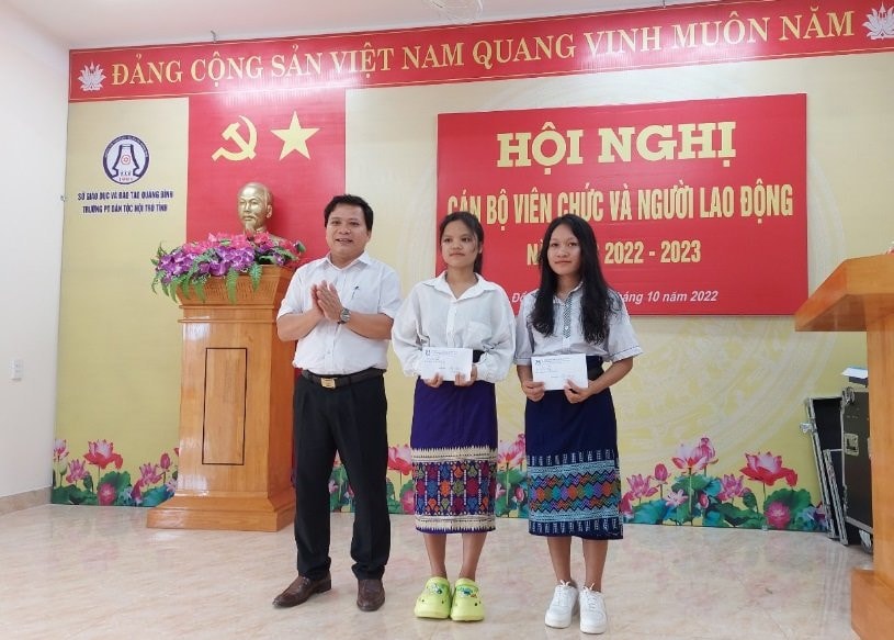 Nữ sinh người Rục đầu tiên bước chân vào giảng đường đại học -0