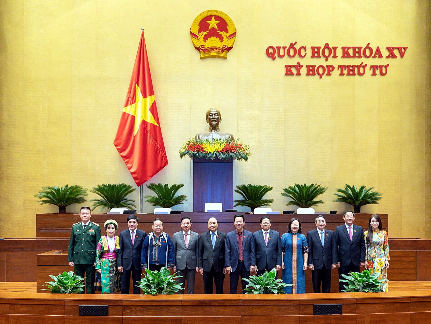 Lãnh đạo Đảng và Nhà nước chụp ảnh lưu niệm với Đoàn ĐBQH tỉnh Hà Giang sáng ngày 31.10. Ảnh: Hồ Long Tháo gỡ vướng mắc cho người dân trong vùng dự án treo -0