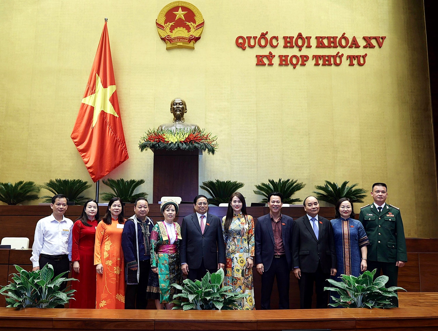 Lãnh đạo Đảng và Nhà nước chụp ảnh lưu niệm với Đoàn ĐBQH và HĐND tỉnh Hà Giang sáng ngày 31.10. Ảnh: Hồ Long Tháo gỡ vướng mắc cho người dân trong vùng dự án treo -0
