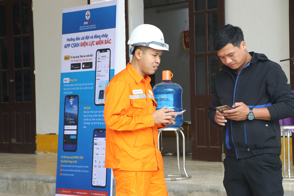 Điện lực Hòa Bình tuyên truyền đến khách hàng phần mềm chăm sóc khách hàng