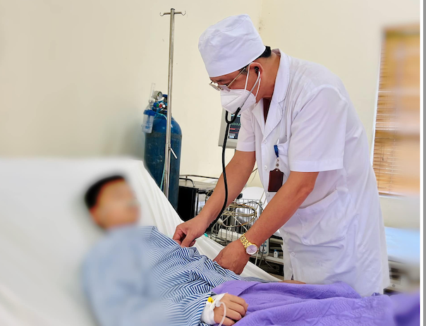 Nam sinh 12 tuổi bị sốc phản vệ phải cấp cứu do bị ong mặt quỷ đốt -0