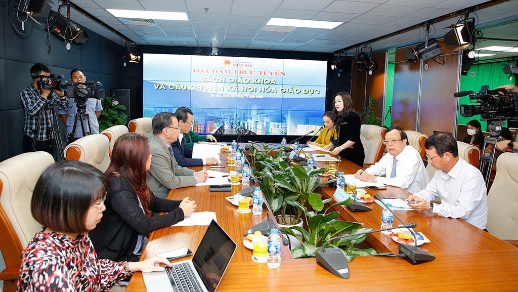 <p>Hiện thực hoá tinh thần Nghị quyết 88/2014/QH13 về đổi mới chương trình, sách giáo khoa giáo dục phổ thông, giáo dục đã ghi nhận bước chuyển mình tích cực, với sự góp mặt của các bộ sách giáo khoa mang tên “Xã hội hoá”. </p> <p>Nhằm trao đổi, ghi nhận ý kiến của đại biểu Quốc hội, chuyên gia, nhà quản lý, cử tri về các vấn đề liên quan sách giáo khoa hiện nay, đặc biệt với câu chuyện về giá cả mặt hàng đặc thù này, Báo Đại biểu Nhân dân tổ chức Toạ đàm với chủ đề: “Sách giáo khoa và câu chuyện xã hội hoá giáo dục”.</p> -0