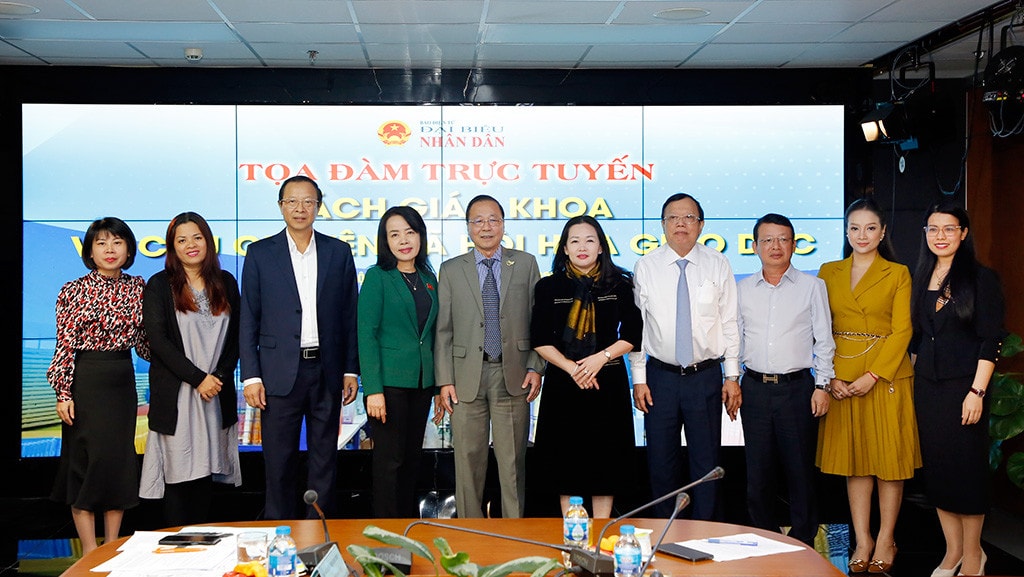 <p>Hiện thực hoá tinh thần Nghị quyết 88/2014/QH13 về đổi mới chương trình, sách giáo khoa giáo dục phổ thông, giáo dục đã ghi nhận bước chuyển mình tích cực, với sự góp mặt của các bộ sách giáo khoa mang tên “Xã hội hoá”. </p> <p>Nhằm trao đổi, ghi nhận ý kiến của đại biểu Quốc hội, chuyên gia, nhà quản lý, cử tri về các vấn đề liên quan sách giáo khoa hiện nay, đặc biệt với câu chuyện về giá cả mặt hàng đặc thù này, Báo Đại biểu Nhân dân tổ chức Toạ đàm với chủ đề: “Sách giáo khoa và câu chuyện xã hội hoá giáo dục”.</p> -0