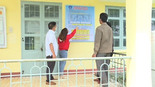 Cán bộ đại lý thu, mua BHYT tư vấn các mức hỗ trợ đóng BHYT. Nguồn: ITN